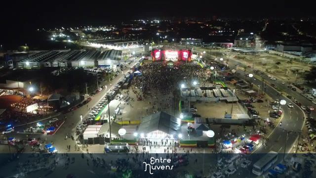 Grande show ao ar livre reúne multidão — vídeo aéreo de São Luís