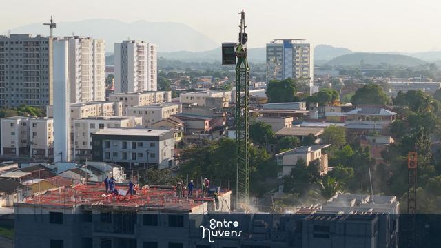 Grua destaca-se em construção urbana — vídeo aéreo de Duque de Caxias