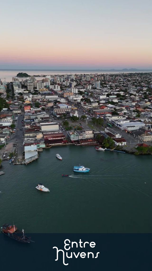 Guaratuba com vista da baía e praia ao fundo