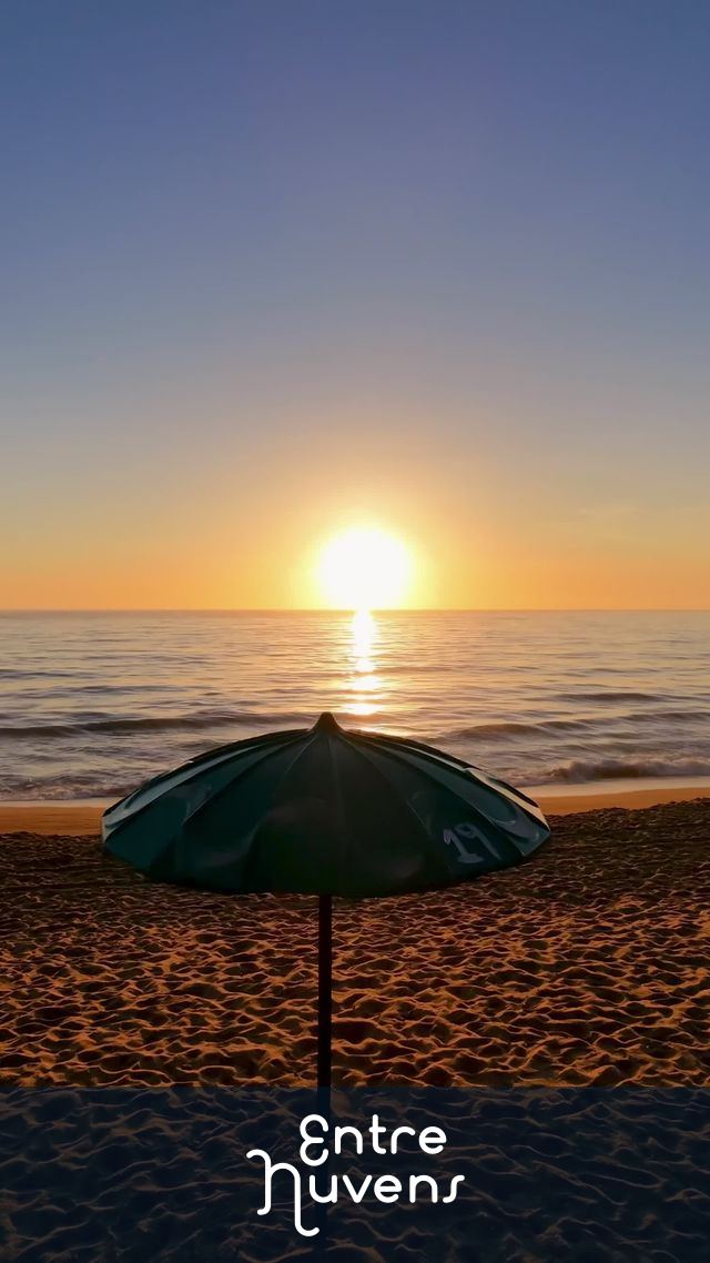 Guarda Sol na praia — vídeo aéreo de Marataízes