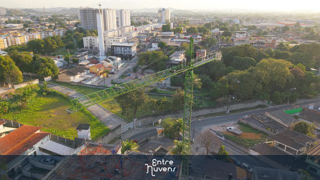 Guindaste destacando-se sobre área urbana — vídeo aéreo de Duque de Caxias