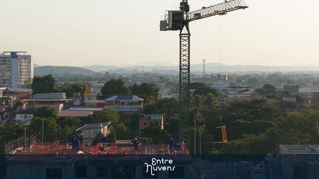 Guindaste em ação na construção urbana — vídeo aéreo de Duque de Caxias