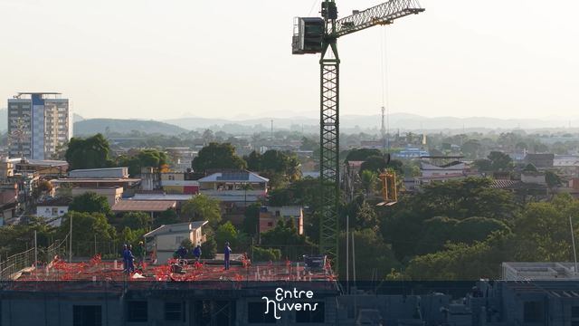 Guindaste em ação sobre obra urbana — vídeo aéreo de Duque de Caxias