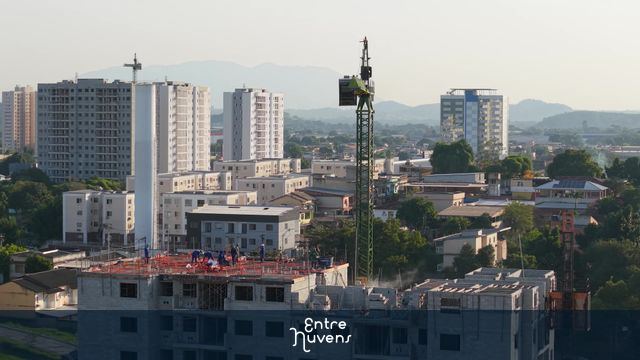 Guindaste em destaque na construção urbana — vídeo aéreo de Duque de Caxias