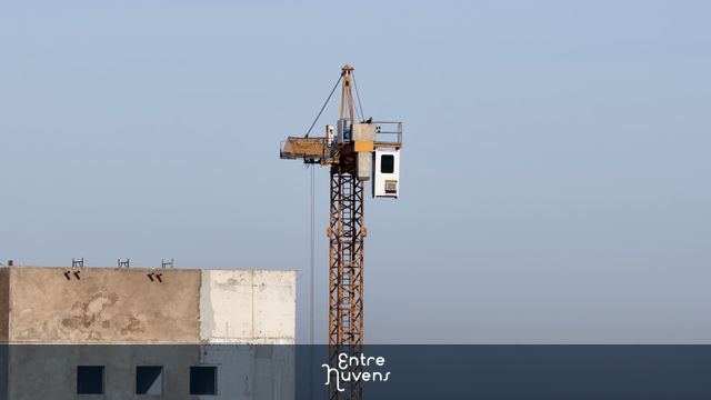 Guindaste em destaque no canteiro de obras
