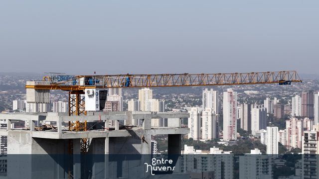 Guindaste em destaque no topo de edifício