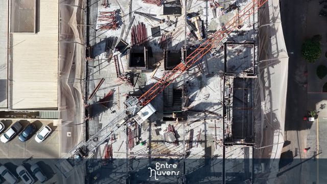 Guindaste em obra de edifício em construção