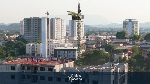 Guindaste em obra de edifício residencial — vídeo aéreo de Duque de Caxias