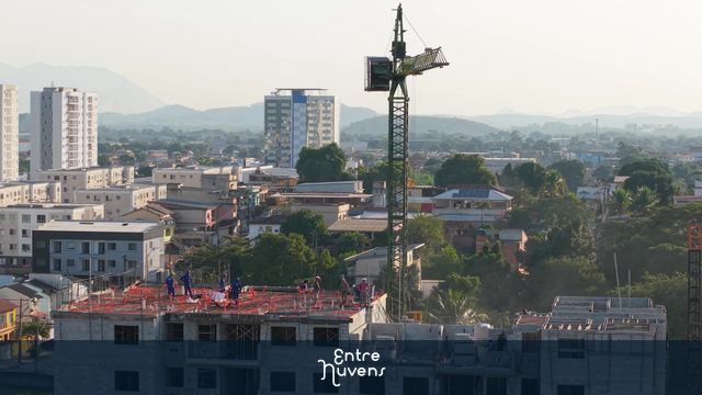 Guindaste sobre construção em área urbana — vídeo aéreo de Duque de Caxias