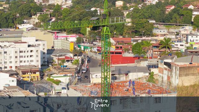 Guindaste verde em obra no centro urbano — vídeo aéreo de Duque de Caxias