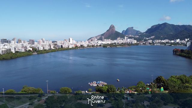 Helicóptero no Céu na Lagoa Rodrigo de Freitas, Vista Ipanema, Leblon, Morro Dois Irmãos e Jockey, Rio de Janeiro/RJ