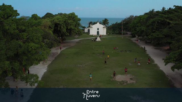 Homens jogando futebol no quadrado de Trancoso BA