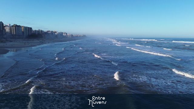 Horizonte infinito em um litoral urbano — vídeo aéreo de Xangri-lá