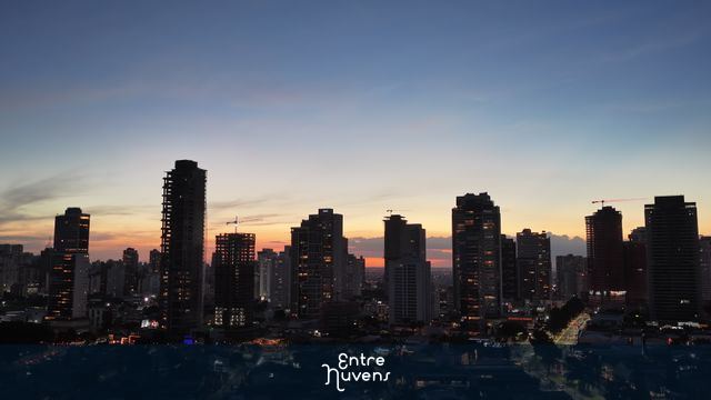 Horizonte Urbano ao Entardecer — vídeo aéreo de Goiânia