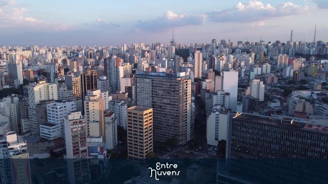 Horizonte urbano de São Paulo ao entardecer