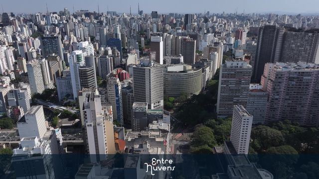 Hotel Jabaquara antes da reforma e Edifícios e parque no centro de São Paulo