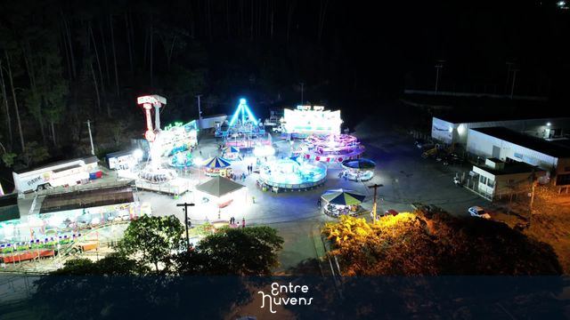 HYPERLAPSE CHGENADO NO PARQUE DE DIVERSÕES — vídeo aéreo de Nova Friburgo