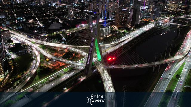 Hyperlapse curto - Ponte Estaiada colorida