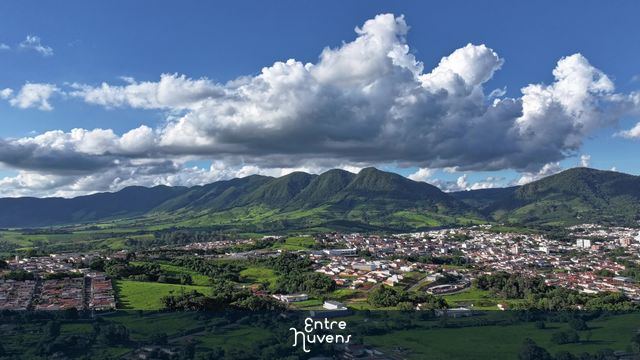 hyperlapse das serras e nuvens — vídeo aéreo de Andradas