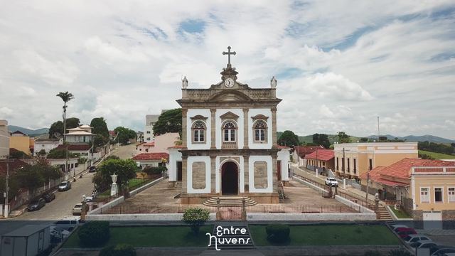 Igreja católica antiga na cidade do Carmo-RJ em aproximação e sobrevoo finalizando com as montanhas verdes ao longe.