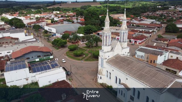 Igreja Centro Silvania — vídeo aéreo de Silvânia