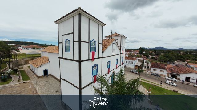 Igreja Colonial em Destaque no Centro Histórico — vídeo aéreo de Pirenópolis