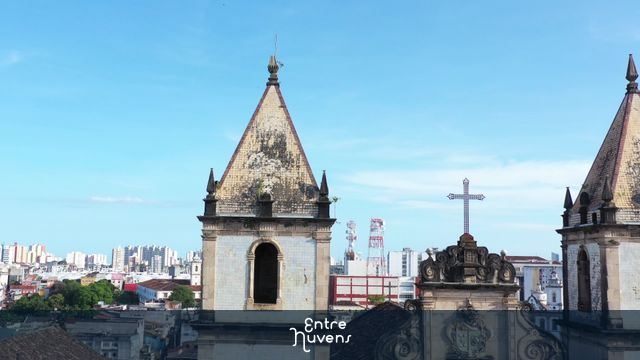 Igreja com torre histórica no centro urbano