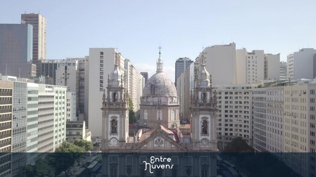 Igreja da Candelária entre prédios no centro do Rio de Janeiro