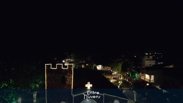 Igreja da vila de Jericoacoara iluminada em destaque noturno — vídeo aéreo de Jijoca de Jericoacoara