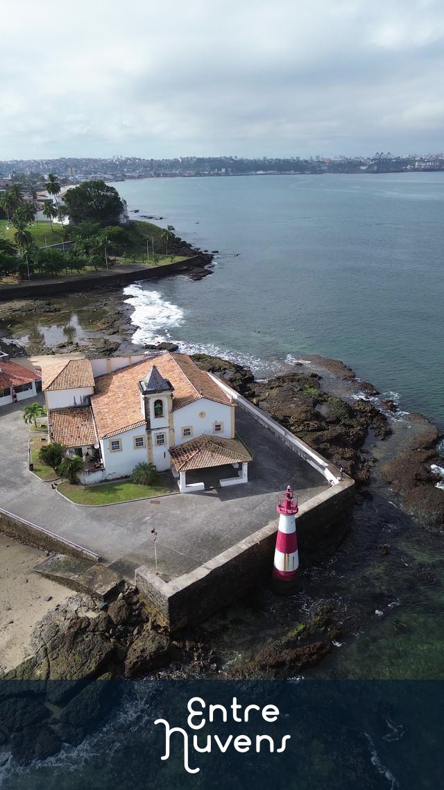 Igreja e Farol nas Rochas à Beira-Mar
