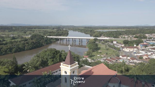 Igreja e ponte sobre o rio em paisagem rural — vídeo aéreo de Registro