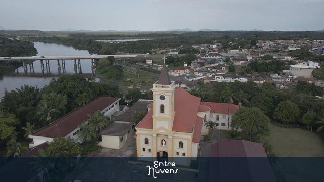 Igreja histórica à beira do rio na cidade — vídeo aéreo de Registro