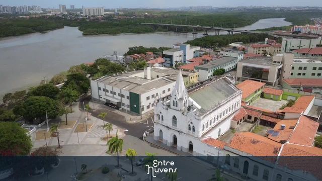 Igreja histórica às margens do rio urbano — vídeo aéreo de São Luís