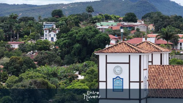 Igreja Histórica em Meio à Natureza — vídeo aéreo de Pirenópolis