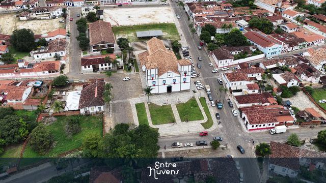 Igreja histórica no centro colonial — vídeo aéreo de Pirenópolis