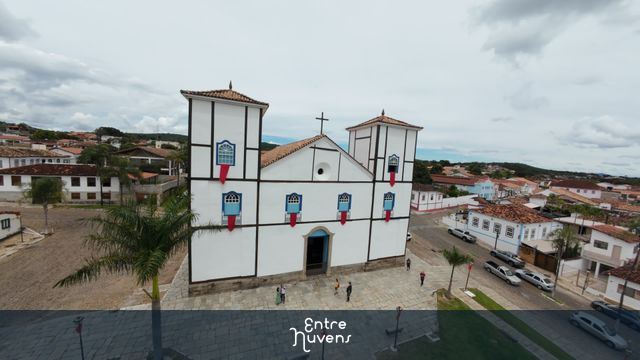 Igreja histórica no centro de cidade colonial — vídeo aéreo de Pirenópolis