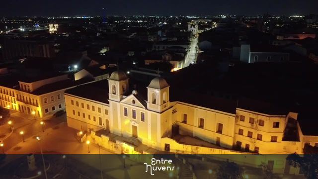 Igreja iluminada no centro histórico à noite