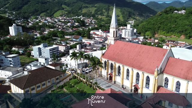 Igreja matriz — vídeo aéreo de Santo Amaro da Imperatriz