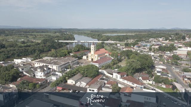 Igreja Matriz e ponte sobre o rio na paisagem — vídeo aéreo de Registro