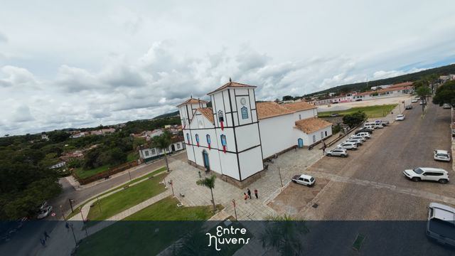 Igreja Matriz em destaque no centro histórico — vídeo aéreo de Pirenópolis