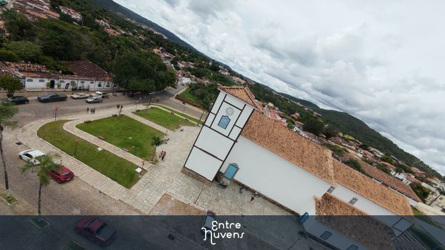Igreja Matriz em destaque no centro histórico — vídeo aéreo de Pirenópolis