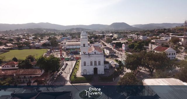 Igreja Nª Sª do Amparo, praça no centro de Maricá/RJ