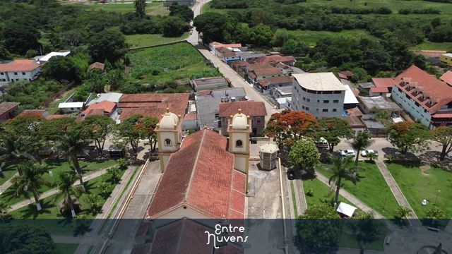 IGREJA NO INTERIOR DE MINAS GERAIS — vídeo aéreo de Ibertioga