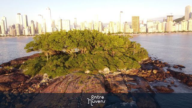Ilha das Cabras Balneário Camburiú — vídeo aéreo de Balneário Camboriú