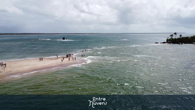 Ilha de pedra furada.  — vídeo aéreo de Maraú