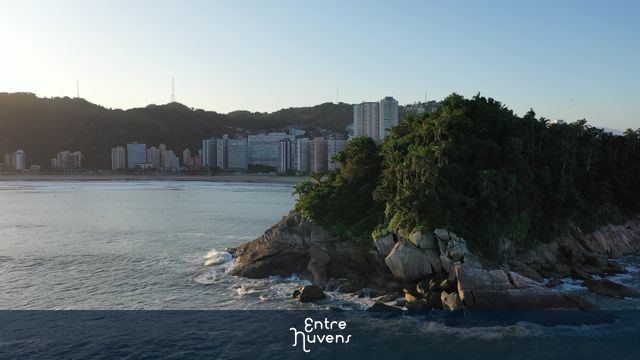 Ilha Urubuqueçaba em giro aéreo com pôr do sol em Santos, SP