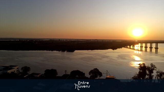 IMAGEM  EM 4K DO POR DO SOL EM PORTO ALEGRE.