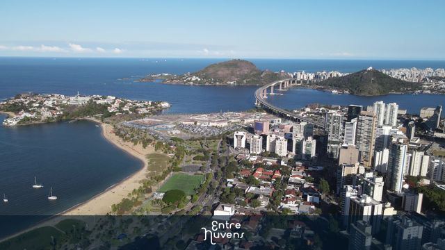 Imagem aérea de Vitória mostrando a 3ª ponte, shopping vitória, ilha do boi e Enseada do Suá