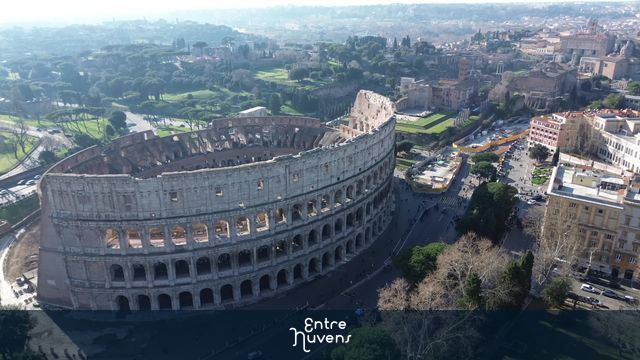 Imagem aérea do Coliseu de Roma em pleno tarde do inverno europeu. — vídeo aéreo de São Paulo