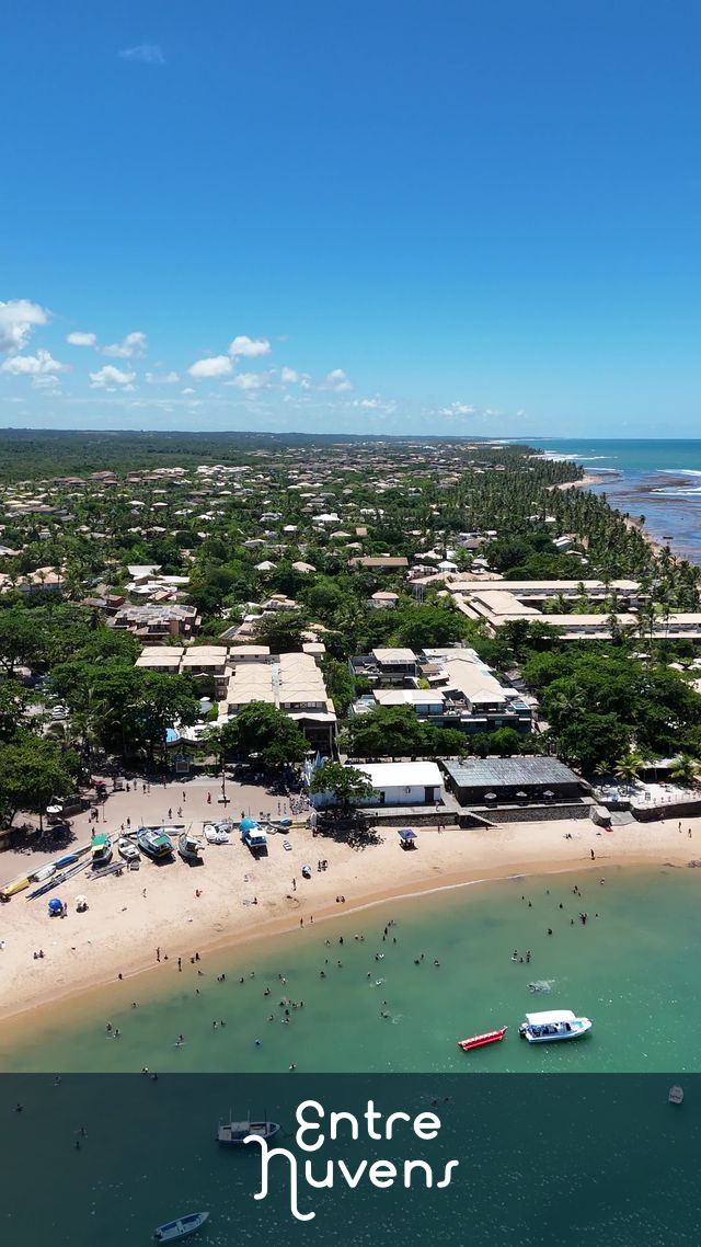 Imagem da Igreja de São Francisco, Praia e Mar em Praias do Forte, Mata de São João, Litoral Norte, Bahia. 